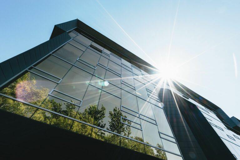 Ahorro energético en corporativos: Ventajas de las películas de control solar